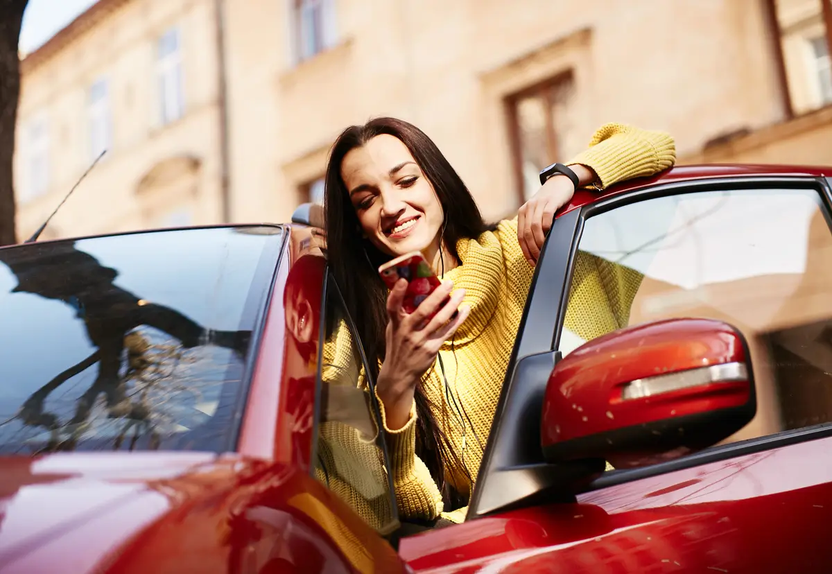 Donna con auto a noleggio a Roma